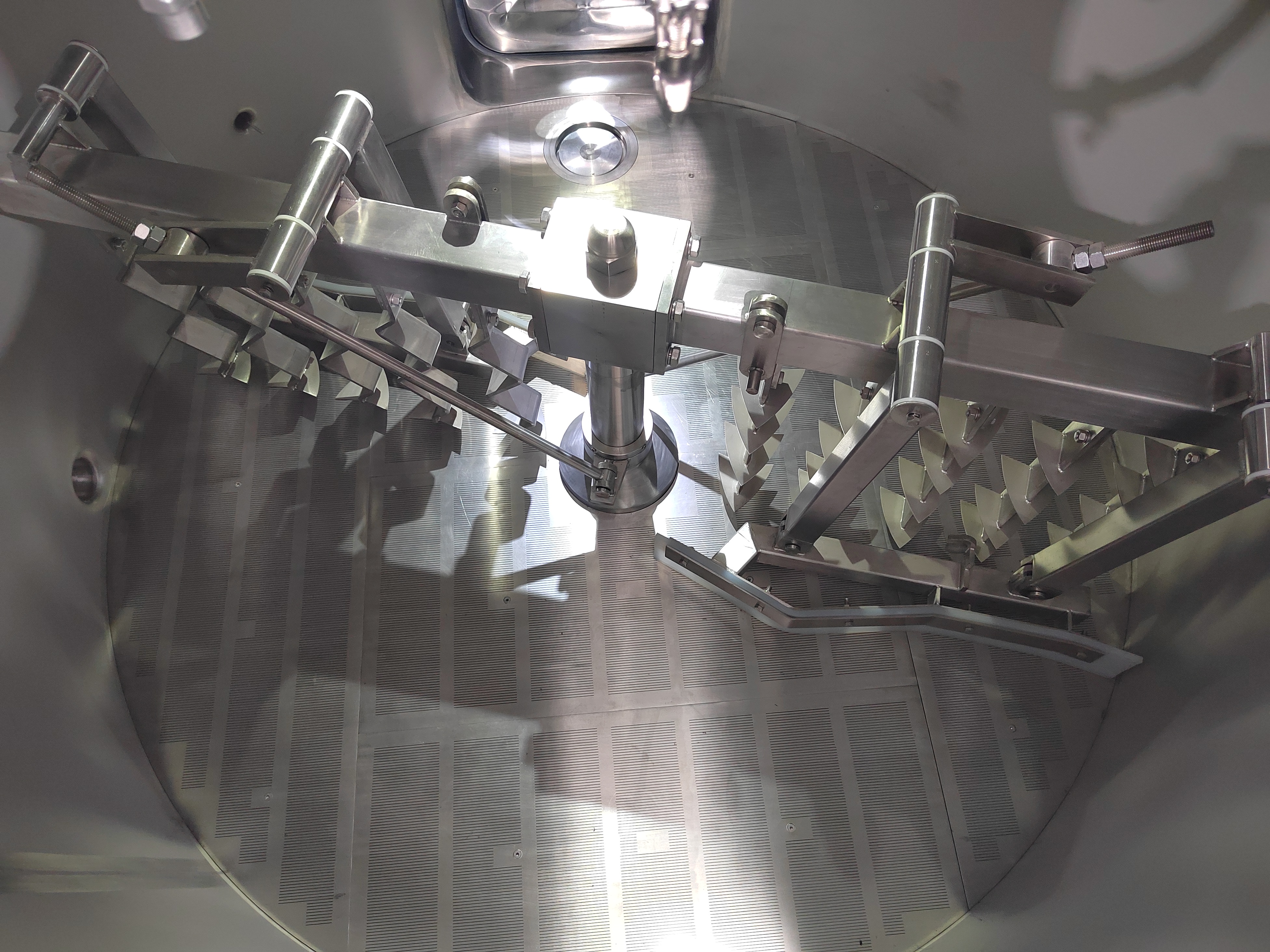 What is the false bottom function of lauter tun in brewery equipment?